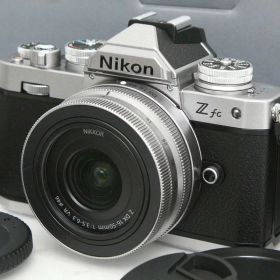 【中古】【極美品】ニコン Z fc 16-50 VR レンズキット [シルバー]（センサー清掃済み） CA01-R3387-2Q4 Nikon Zマウント APS-C EVF 標準ズーム 手ブレ補正 レンズ付き セット 中古