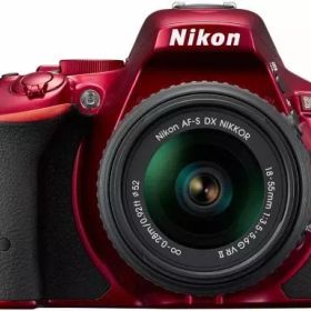 【中古】カメラ Nikon デジタル一眼レフカメラ D5500 18-55 VR II レンズキット 2416万画素 (レッド) [D5500LK18-55RD]