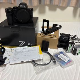 【ほぼ新品】ニコン Z5II ミラーレス一眼カメラ 本体 おまけつき