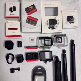 Insta360 ONE RS Twin Edition 本体と付属品