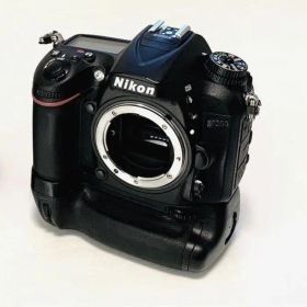 ◎撮影数220回以下☆Nikon D7200ボディMB-D15マルチパックセット