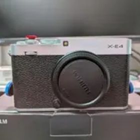 美品 FUJIFILM X-E4 ボディ シルバー（アクセサリー付属）