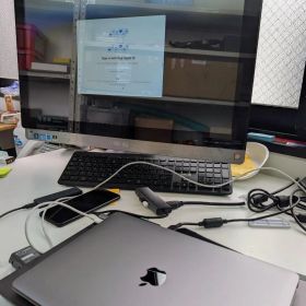 ジャンク品MacBook Air (M1, 2020) A2337 - 画面破損