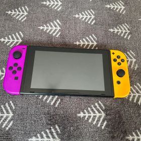 Nintendo Switch 本体とコントローラー