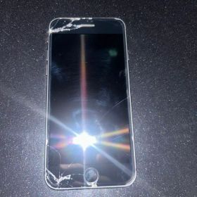 iPhone SE 本体 ひび割れあり