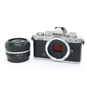 【中古】 《並品》 Nikon Z fc Z 28mm F2.8 （Special Edition）レンズキット シルバー 【背面モニター外装部部品交換/各部点検済】 [ デジタルカメラ ]