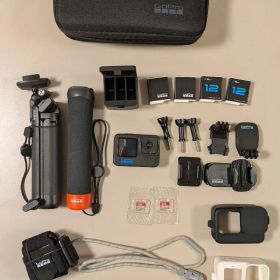 GoPro HERO11 バッテリー4つ 新品SDカード2つ アクセサリー付