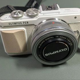 Olympus E-PL7 ミラーレス一眼カメラ 本体とレンズと充電器付き