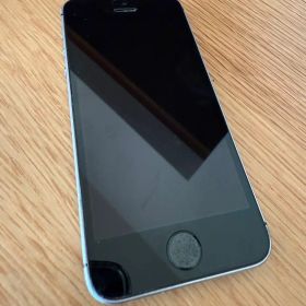 Apple iPhone SE シルバー 本体