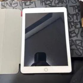 iPad 第5世代 ホワイト 本体 ブラックカバー付き フィルム付き 充電器付属