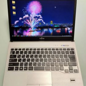 美品中古の富士通のLIFEBOOK S936/Pフルセット