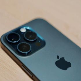 美品 iPhone15 Pro ブルーチタニウム 256GB SIMフリー