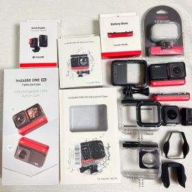 Insta360 ONE RS Twin Edition 本体と付属品
