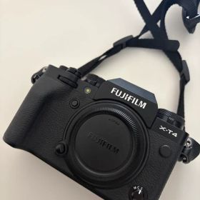 【ほぼ新品】FUJIFILM X-T4 ミラーレス一眼 ブラック