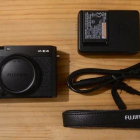 富士フイルム FUJIFILM X-E4 ミラーレスカメラ 本体 ブラック 黒