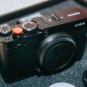 Fujifilm X-E4 ミラーレスカメラ 本体