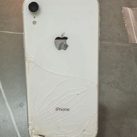 【ジャンク品】iPhoneXR ホワイト 128GB/SIMフリー背面ひび割れ有