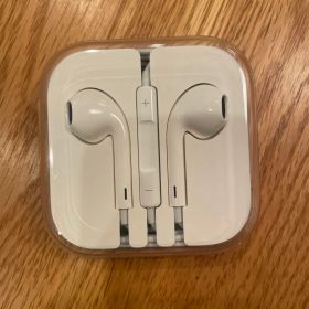 Apple有線イヤホンEarPods ホワイト【ケース付き】