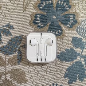 Apple EarPods ホワイト イヤフォン ケース付き