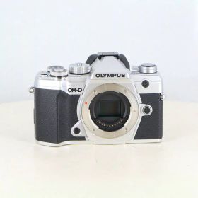 【中古】 (オリンパス) OLYMPUS OM-D E-M5 MARKIII ボディ シルバー【中古カメラ デジタル一眼】 ランク：B