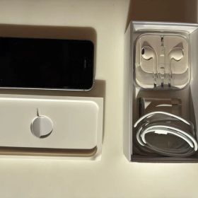 Apple iPhone SE ブラック 本体 イヤフォン付（米国SIMロック）