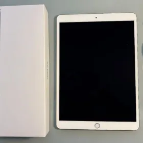 Apple iPad Air 10.5 (2019年、第3世代) 新品¥18,800 中古¥15,980