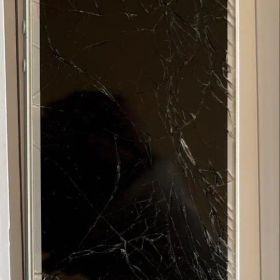 iPhone SE シルバー 画面割れ