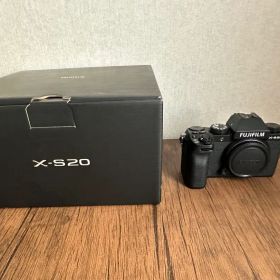 FUJIFILM X-S20 ミラーレス一眼とFUJIFILM F4 レンズ