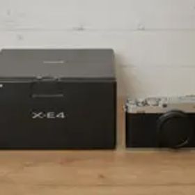 FUJIFILM X-E4 ボディ シルバー（アクセサリー付属）