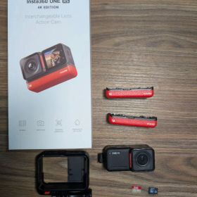 Insta360 ONE RS 4K Edition 本体と付属品