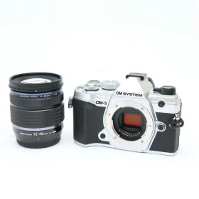 【中古】 《美品》 OM SYSTEM OM-5 12-45mm F4.0 PRO レンズキット シルバー [ デジタルカメラ ]