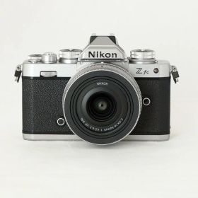 【中古】 (ニコン) Nikon Z FC 16-50 VR レンズキツト シルバー【中古カメラ デジタル一眼】 ランク：AB-