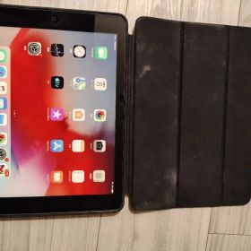 iPad Air 本体 初代 黒のスリーブカバー付 第一世代