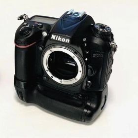 ☆撮影数220回以下☆Nikon D7200ボディMB-D15マルチパックセット