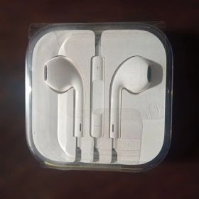 Apple EarPods ホワイト ケース付き(有線)