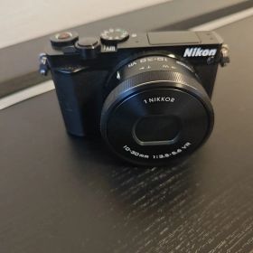 Nikon 1 J5 ミラーレスカメラ 10-30mm VRレンズ付き