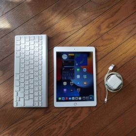 iPad Air2 16GB 本体 WiFiモデル ＋キーボードなど