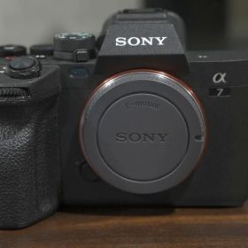 ソニー α7 IV ボディ / 撮影6,899枚 / 箱・付属品・完備・SC済み