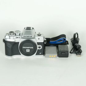 [美品 | シャッター数4,655回] OLYMPUS OM-D E-M10 Mark IV [ボディ シルバー] | マイクロフォーサーズマウント