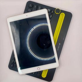 Apple iPad 第6世代 ゴールド 128GB／キーボード／セット お得