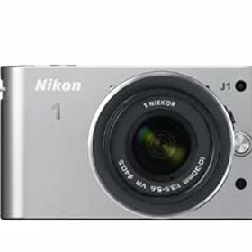【中古】(良い)Nikon ミラーレス一眼カメラ Nikon 1 (ニコンワン) J1 (ジェイワン) 標準ズームレンズキット シルバーN1 J1HLK SL