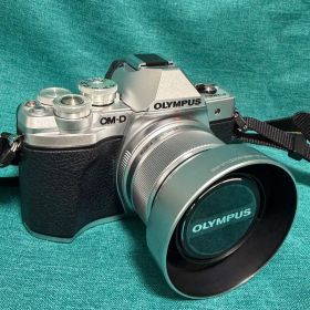 ミラーレスOM-D E-M10 MarkIII 単焦点レンズ25mm F1.8