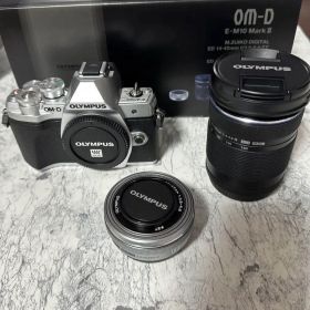 オリンパス OLYMPUS OM-D E-M10 Mark III レンズ付き