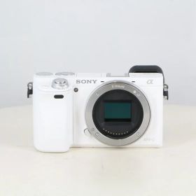【中古】 (ソニー) SONY α6000 (ILCE-6000) ボディ ホワイト【中古カメラ デジタル一眼】 ランク：AB