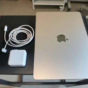 MacBook Air M2 13インチ（スターライト）8GB 256G SSD