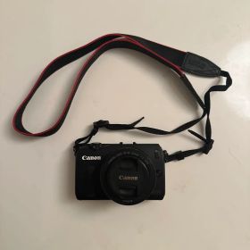 Canon EOS M ミラーレスカメラ Black / 22mm レンズ