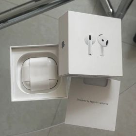 【美品】Apple AirPods 4 ワイヤレスイヤホン