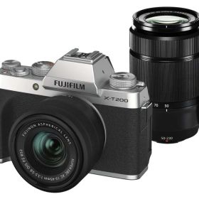 【中古】富士フイルム(FUJIFILM) ミラーレス一眼カメラ X-T200ダブルズームレンズキット シルバー X-T200WZLK-S