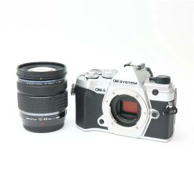 【中古】 《美品》 OM SYSTEM OM-5 12-45mm F4.0 PRO レンズキット シルバー [ デジタルカメラ ]