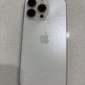 iPhone 13 Pro 背面ひび割れあり